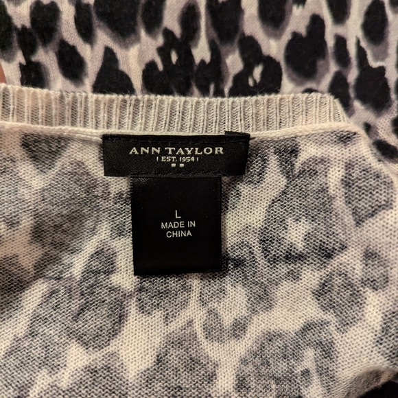 🌟3for$15 Ann Taylor Women's Button Up Sweater - Picture 9 of 13